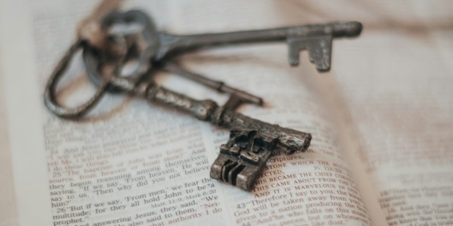 Trois clés sur un livre ouvert